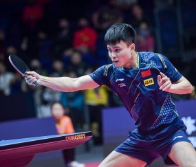 华体会入口-让二追三！周启豪怒吼逆转后，谁注意到裁判那张“离谱”黄牌？